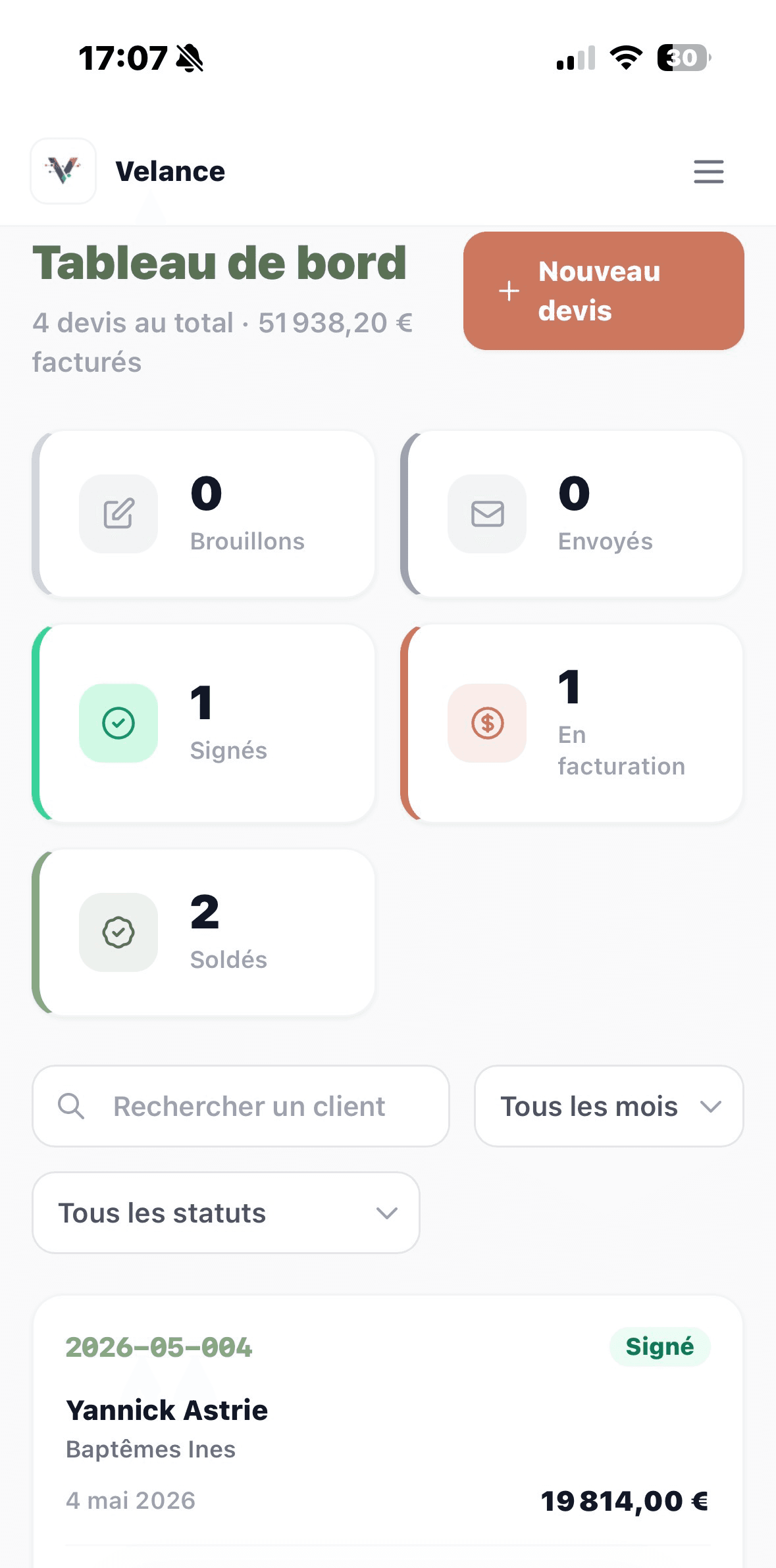 Tableau de bord du logiciel pour traiteurs sur mobile : suivi des devis, statuts et chiffre d'affaires depuis votre téléphone